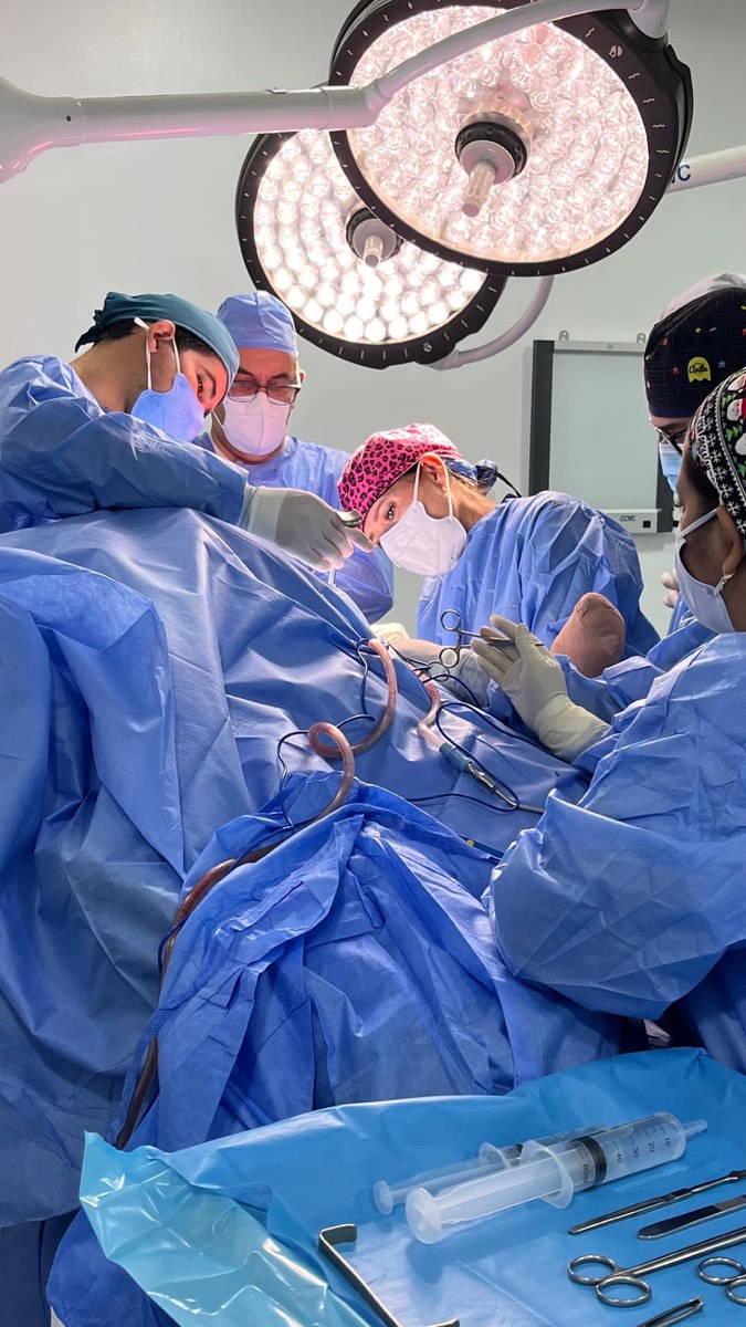La Dra. Claudia Farfán durante una cirugía artroscópica en Traumaced, Barquisimeto