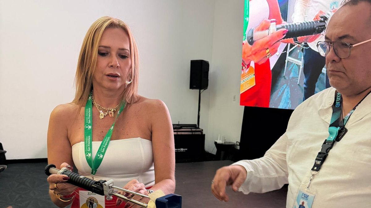 La Dra. Claudia Farfán como ponente en un congreso internacional de cirugía de hombro