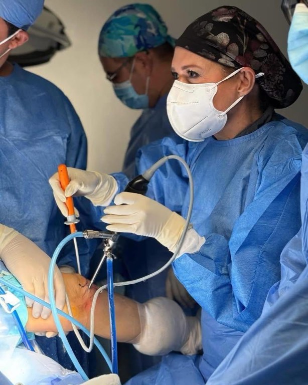 Equipo quirúrgico de Traumaced en quirófano junto a Dra. Claudia Farfán