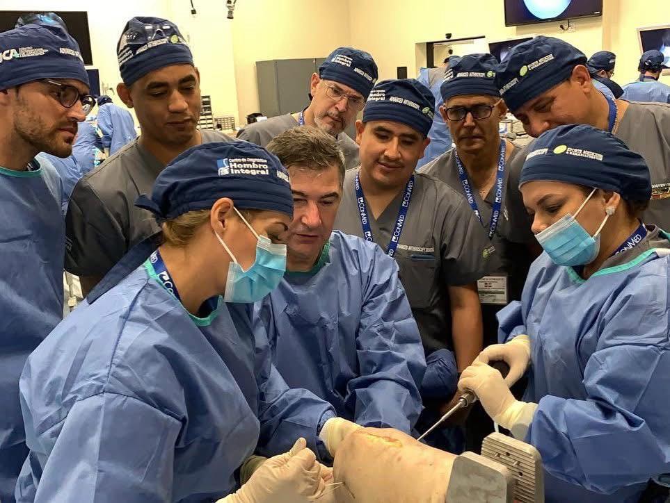 Dra. Claudia Farfán, traumatóloga ortopedista en Traumaced, en el área quirúrgica